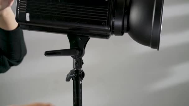 Retrato Estúdio Homem Montando Iluminação Para Uma Sessão Fotos — Vídeo de Stock