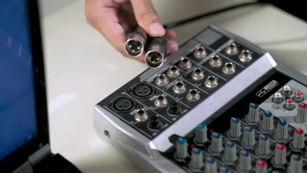 Close Mão Conectando Cabo Mixer Áudio Laptop — Vídeo de Stock