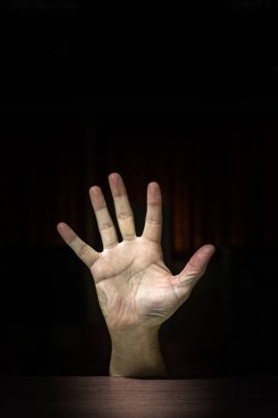 Siyah arkaplana karşı beşinci sembolü aç.