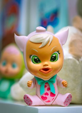 Küçük oyuncak - kızgın yüzlü kukla, yakın plan