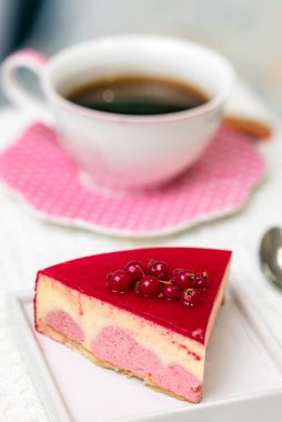 Kırmızı böğürtlen ve bir fincan çayla vanilyalı kek - arka plan olarak kahve.