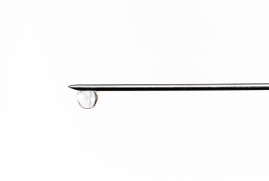 Düşürmeli iğne beyaz arkaplanda izole edildi, makro