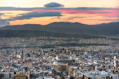 Yunanistan 'ın Atina kentinde gün batımında Galatsi bölgesinin hava panoramik manzarası