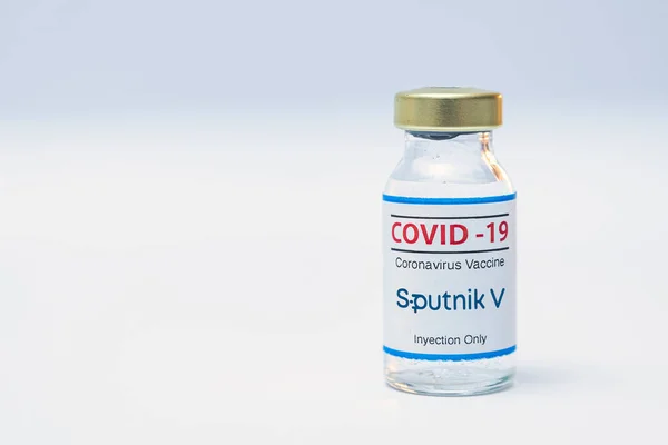 Flacone di vaccino coronavirus con il logo Sputnik V. — Foto Stock