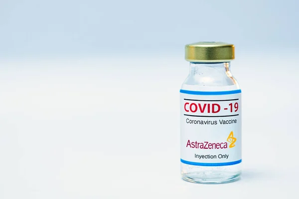 Flacone di vaccino coronavirus con il logo Astra Zeneca. — Foto Stock