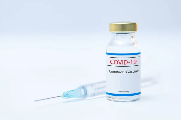 Flacone di vaccino coronavirico con fondo siringa — Foto Stock