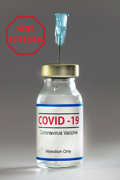 Flacone di vaccino coronavirico con un ago all'interno e un segno di avvertimento degli effetti collaterali, isolato — Foto Stock
