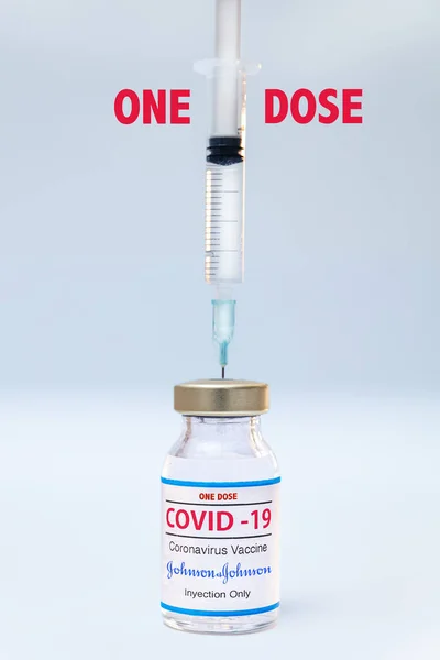 Flacone di vaccino coronavirus monodose con il logo Johnson e Johnson. — Foto Stock