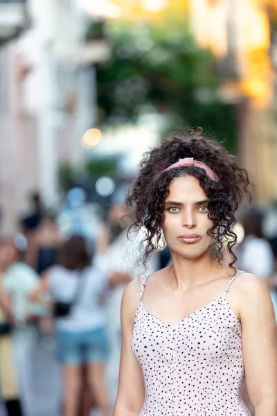 Portrait d'une femme tunisienne regardant caméra, vêtements décontractés, en plein air — Photo