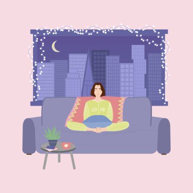 Evdeki kanepede oturan bir kadın, elinde kitaplar ve bir fincan çayla. Gece şehir manzaralı ve parlak çelenkli bir pencere. Konforlu evin içi. Vektör illüstrasyonu.