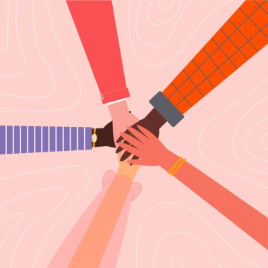 Eller daire şeklinde. Farklı renkli tenli eller. Birimiz hepimiz için. Destek ve dayanışma kavramı. Farklı kadınlar pembe arka planda farklı eller. 