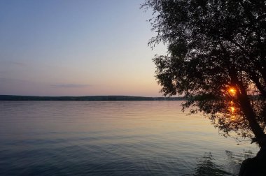 Gün batımında ayna gölü suyu