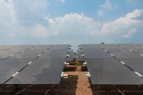 A fazenda solar de energia verde na Tailândia — Fotografia de Stock