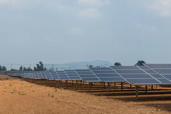 De zonne-boerderij voor groene energie in thailand — Stockfoto