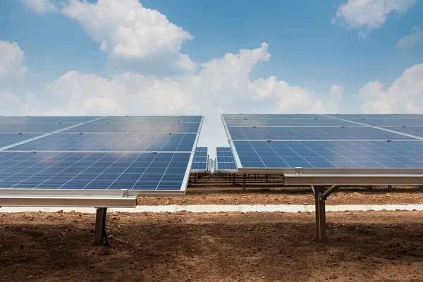 A fazenda solar de energia verde na Tailândia — Fotografia de Stock