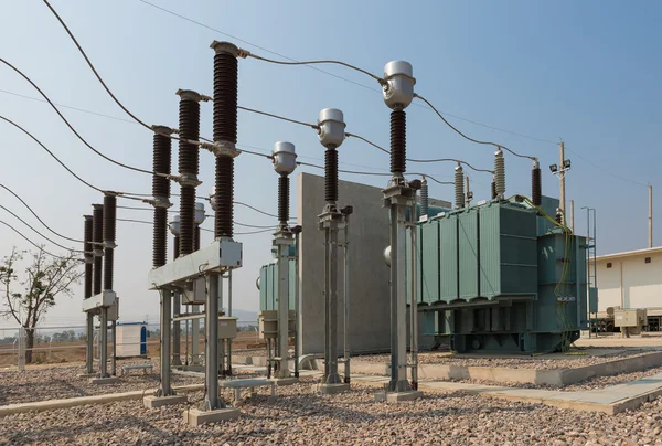 El equipo de alta tensión en la subestación eléctrica al aire libre —  Fotos de Stock