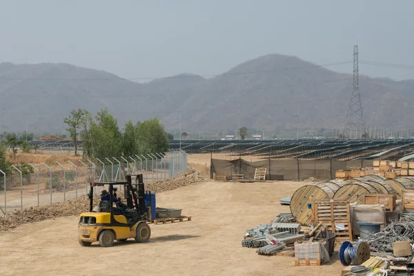 The fork lift in the outdoor warehouse of solar farm — Stock Photo, Image