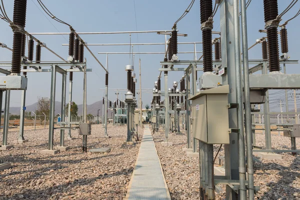 El equipo de alta tensión en la subestación eléctrica al aire libre —  Fotos de Stock