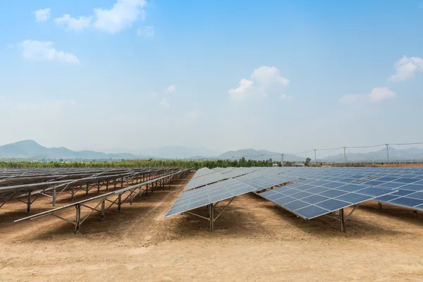 La granja solar para la energía verde en el campo — Foto de Stock