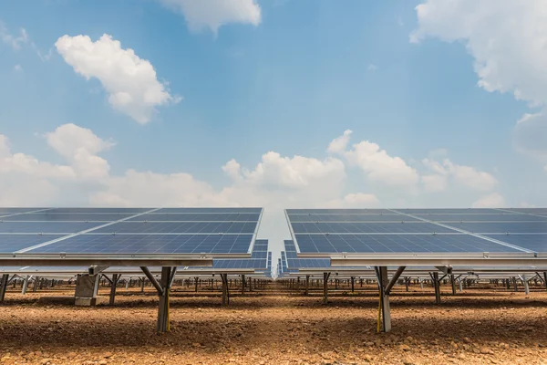 A fazenda solar para a energia verde no campo — Fotografia de Stock