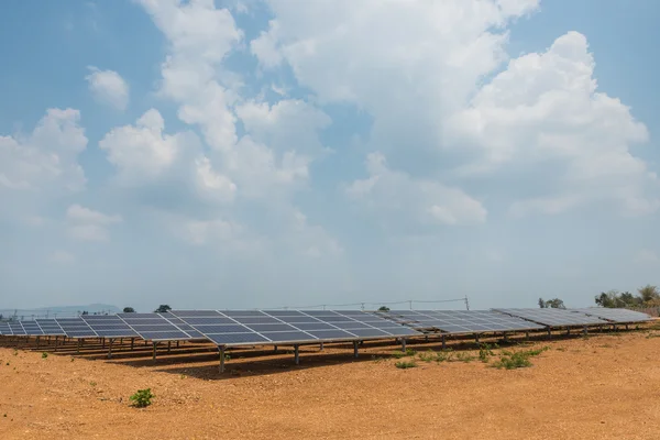 De zonne-boerderij voor groene energie in het veld — Stockfoto