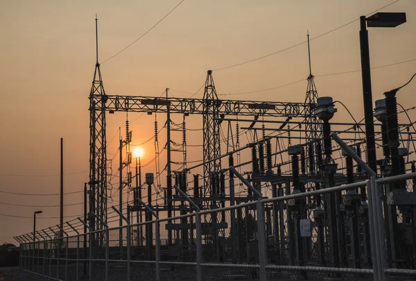 De hoogspanning apparatuur in het buiten elektrische onderstation Rechtenvrije Stockafbeeldingen