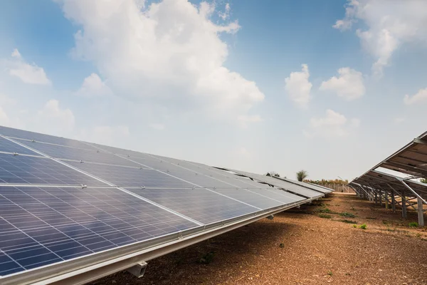 La granja solar para la energía verde en el campo — Foto de Stock