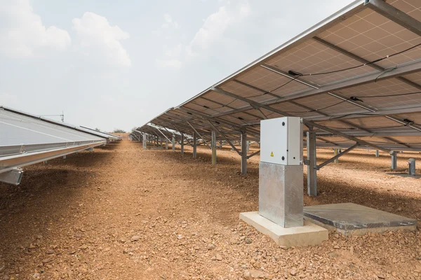 De control box van zonne-boerderij voor groene energie in het veld — Stockfoto