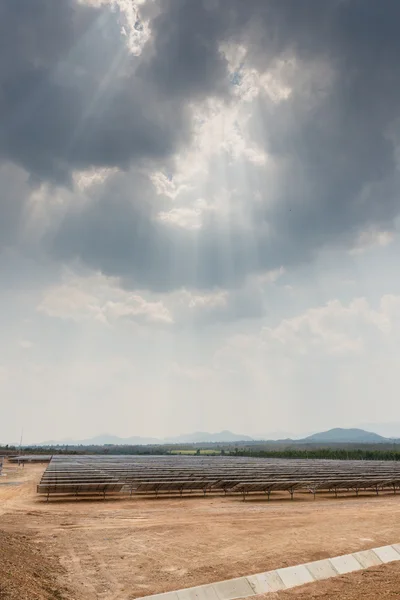 De zonne-boerderij voor groene energie in het veld — Stockfoto