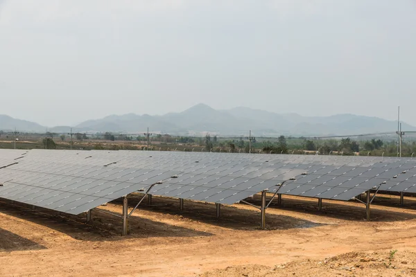 De zonne-boerderij voor groene energie in het veld — Stockfoto