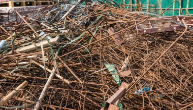 Geri dönüşüm için inşaat beklemek için metal tel grubu