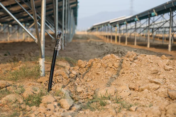 De ondergrondse elektrische kabel in de zonne-boerderij plant — Stockfoto