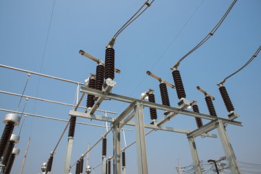 Yüksek gerilim Seksiyoner açık elektrik substati içinde