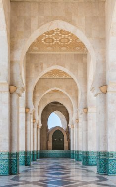 Koridorda Grand cami Hassan II mavi gökyüzü ile