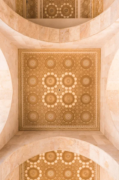 Die Decke des Korridors in der großen Moschee von hassan ii — Stockfoto