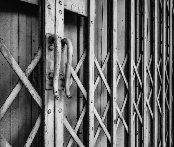 La manija de la puerta corredera de metal en blanco y negro —  Fotos de Stock