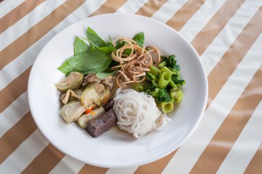 Tayland pirinç şehriye tavuk yeşil köri