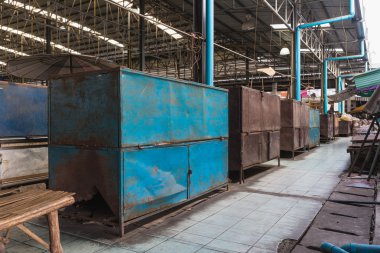 Eski metal kutular tüccar içinde belgili tanımlık çarşı için depolama alanı olarak