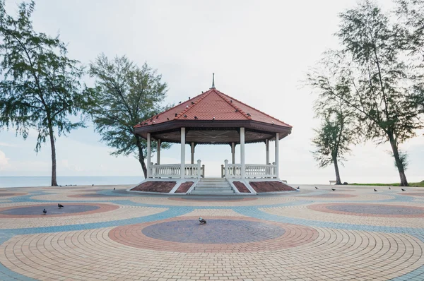 Thai pavillon på den farverige cement blok nær havet - Stock-foto