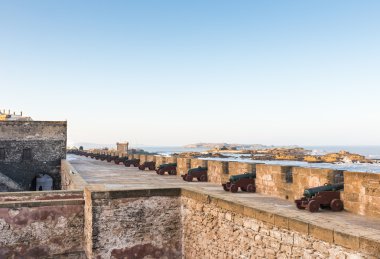 skala de le ville fort üzerinde toplar