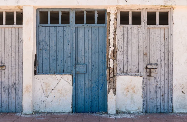 Die alten blauen Türen des verlassenen Zimmers — Stockfoto