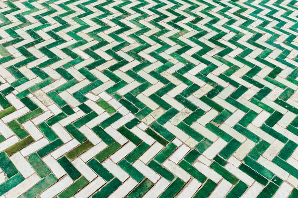Белая и зеленая плитка на полу — стоковое фото