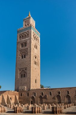 Koutoubia cami Marakesh, mavi gökyüzü ile