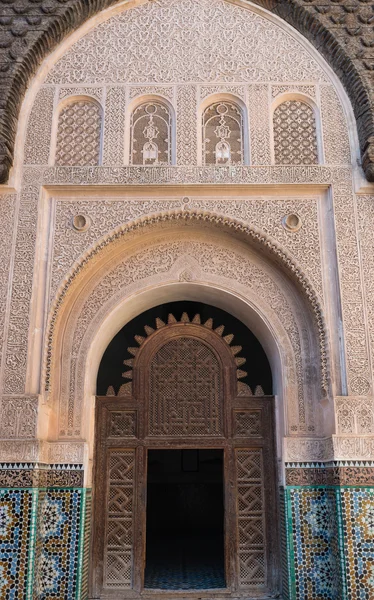 Het marmeren ambacht van het gebouw op Medersa Ben Youssef in Marrakech — Stockfoto