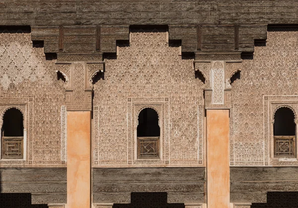 Das Marmorhandwerk des Bauens bei medersa ben youssef in marakesh — Stockfoto