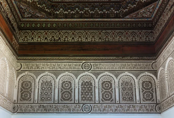 Das Marmorhandwerk und die Malerei im Bahia Palast in Marakesch — Stockfoto