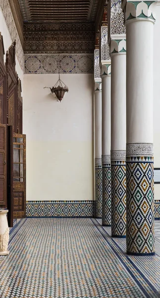 De marmeren ambachtelijke en houten schilderij van corridor in Marrakech mus — Stockfoto