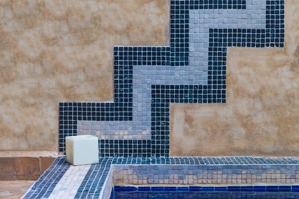 La pared de cemento decora con azulejo azul — Foto de Stock