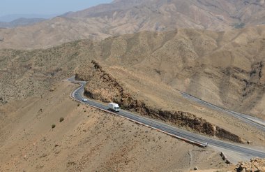 Otomobil ve kamyon Atlas yolda üzerinde