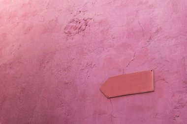 Pembe duvardaki boş pembe ok işareti